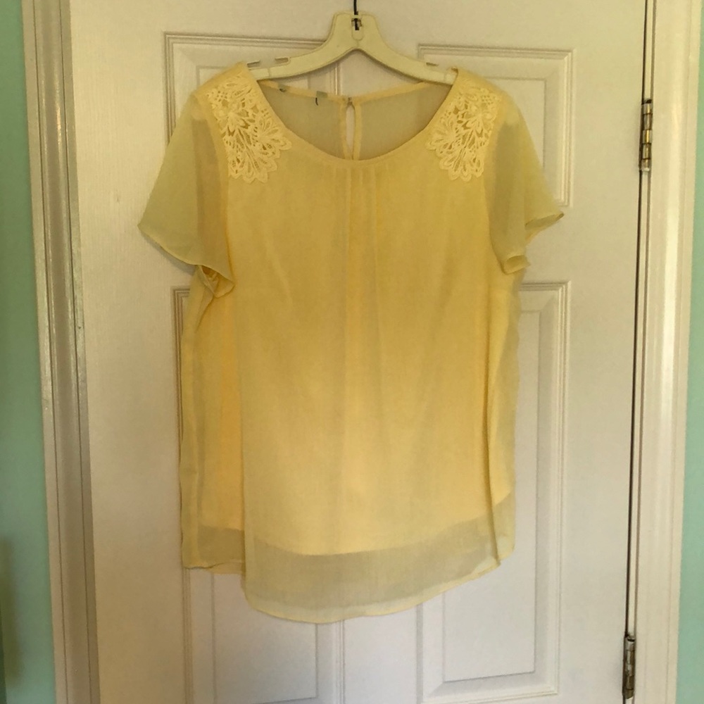 Blouse. Short-sleeve. Lined.